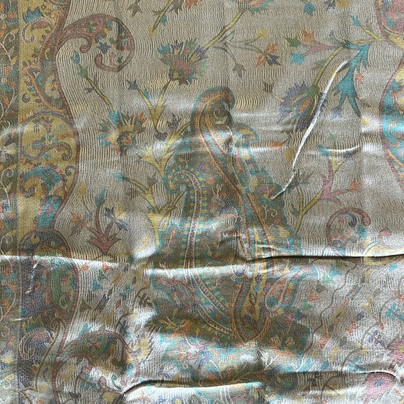 Women’s Beautiful Wrap/Scarf with Fringe - Picture 2 of 7